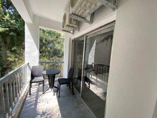 2 Bedroom Self Contained Apartment Opposite The Four Seasons Hotel