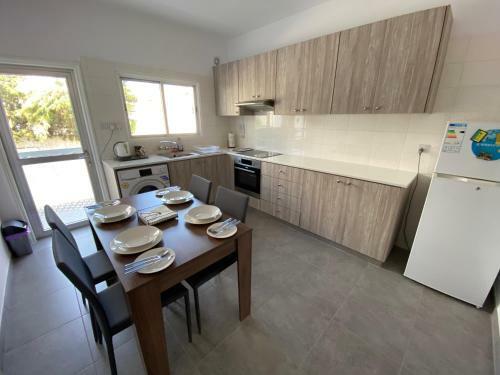2 Bedroom Self Contained Apartment Opposite The Four Seasons Hotel