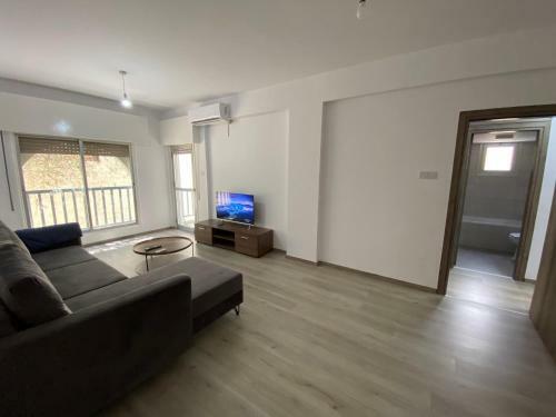 2 Bedroom Self Contained Apartment Opposite The Four Seasons Hotel