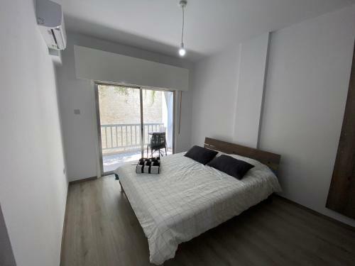 2 Bedroom Self Contained Apartment Opposite The Four Seasons Hotel
