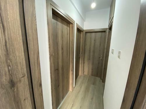 2 Bedroom Self Contained Apartment Opposite The Four Seasons Hotel