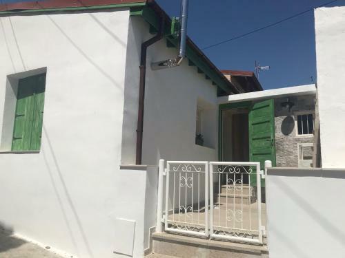 Poppys Retreat, Arsos Village