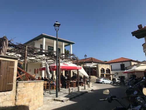 Poppys Retreat, Arsos Village