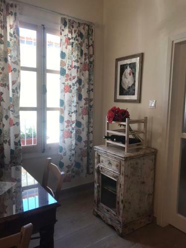 Poppys Retreat, Arsos Village
