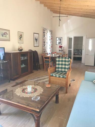 Poppys Retreat, Arsos Village