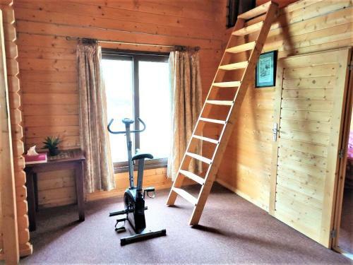 The Cosy Mountain Cabin With Stunning Views In Kardama Forest