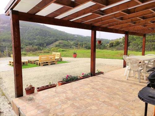 The Cosy Mountain Cabin With Stunning Views In Kardama Forest