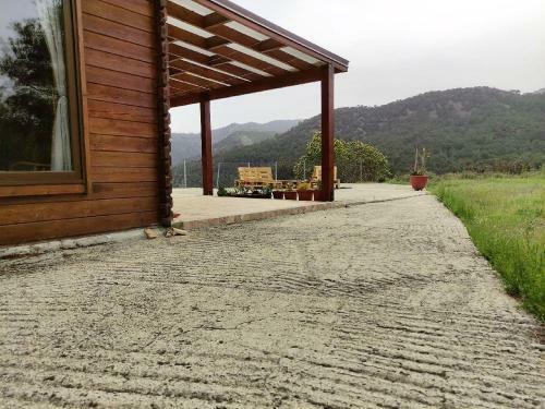 The Cosy Mountain Cabin With Stunning Views In Kardama Forest