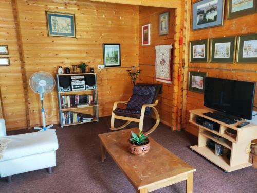 The Cosy Mountain Cabin With Stunning Views In Kardama Forest