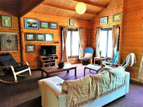 The Cosy Mountain Cabin With Stunning Views In Kardama Forest
