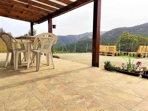 The Cosy Mountain Cabin With Stunning Views In Kardama Forest