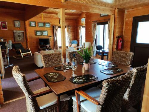 The Cosy Mountain Cabin With Stunning Views In Kardama Forest