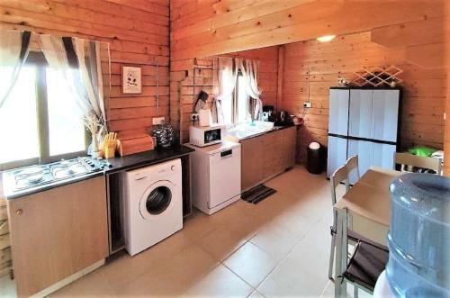The Cosy Mountain Cabin With Stunning Views In Kardama Forest