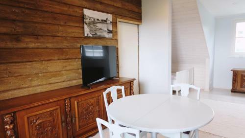 �htu Apartments