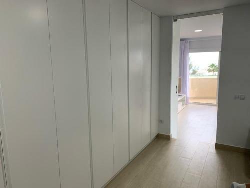 White And Quiet! Refurbished Seaview Apartment