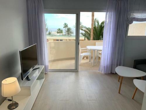 White And Quiet! Refurbished Seaview Apartment