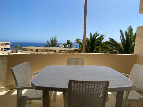 White And Quiet! Refurbished Seaview Apartment