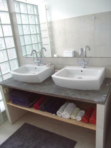 Hostal Louise Chatelain Suites