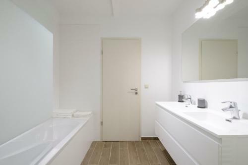 Ilot Sacre Apartments