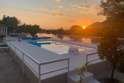 Waterfront Villa Sunset Dream With Pool