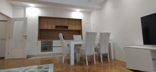 Leo Apartment