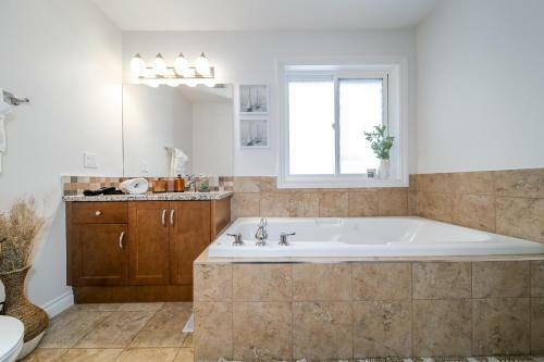 Villa Bali Escape, 4 Bed 4 Bath, King Bed, Jetted Tub, Fireplace, Garage