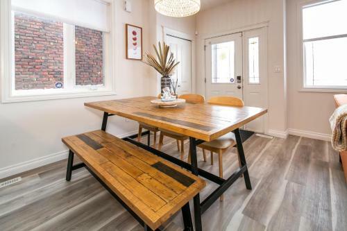 Villa Bali Escape, 4 Bed 4 Bath, King Bed, Jetted Tub, Fireplace, Garage