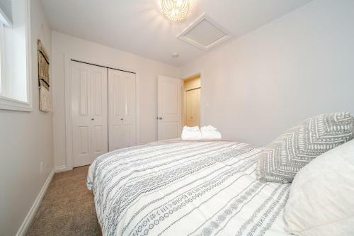Villa Bali Escape, 4 Bed 4 Bath, King Bed, Jetted Tub, Fireplace, Garage