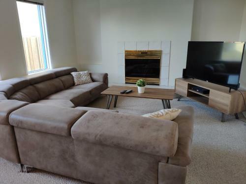 Spacious/elegant House By West Edmonton Mall