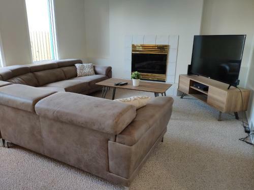 Spacious/elegant House By West Edmonton Mall