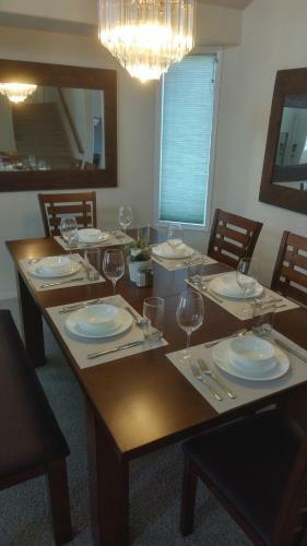 Spacious/elegant House By West Edmonton Mall