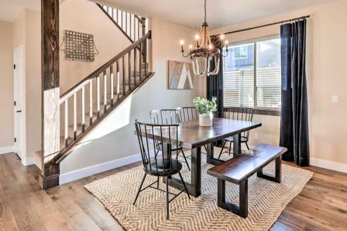 Modern Home With Fire Pit, Gas Grill And Patio!