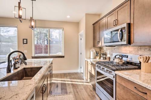 Modern Home With Fire Pit, Gas Grill And Patio!