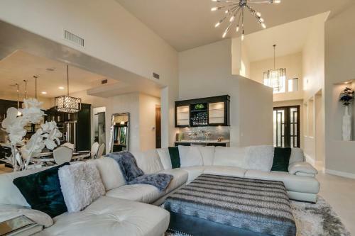 Luxury Contemporary Sanctuary W Pool And Views