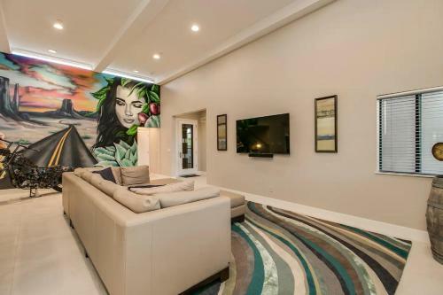Luxe 4 Bdrm Wpool And Spa On Golf Course Lot