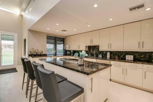 Luxe 4 Bdrm Wpool And Spa On Golf Course Lot