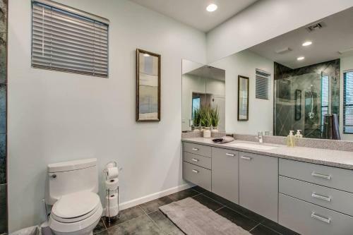 Luxe 4 Bdrm Wpool And Spa On Golf Course Lot