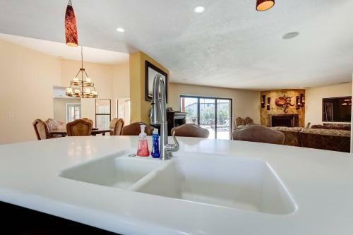 Fountain Hills Gem With Pool And Great Views