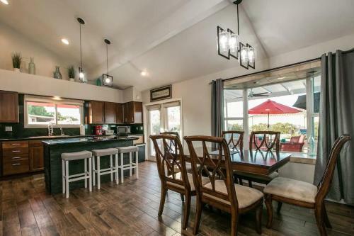 Spectacular Hilltop Home Wresort Like Backyard