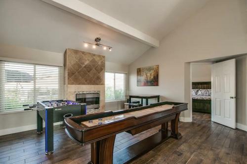 Spectacular Hilltop Home Wresort Like Backyard