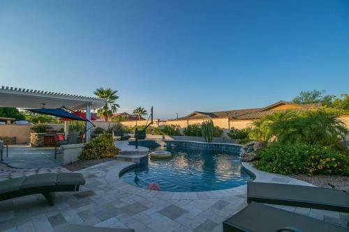Spectacular Hilltop Home Wresort Like Backyard