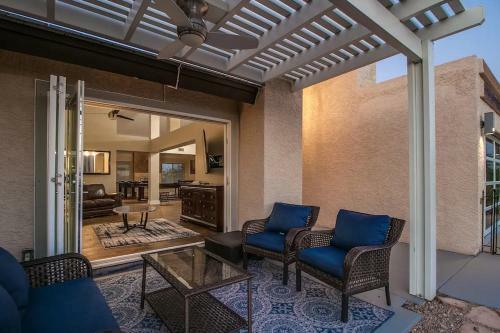 Spectacular Hilltop Home Wresort Like Backyard