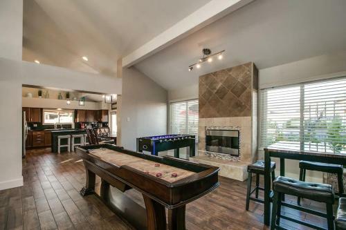 Spectacular Hilltop Home Wresort Like Backyard