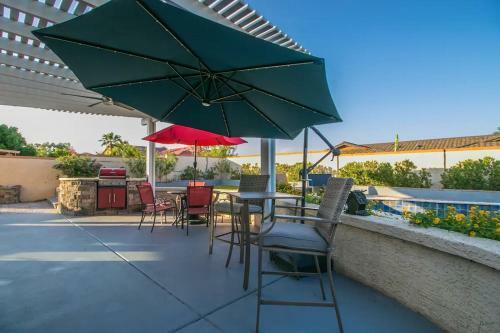 Spectacular Hilltop Home Wresort Like Backyard