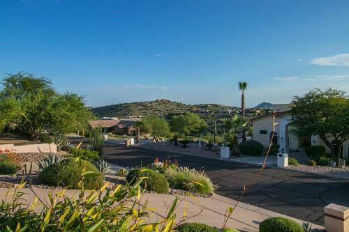 Spectacular Hilltop Home Wresort Like Backyard