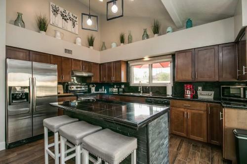 Spectacular Hilltop Home Wresort Like Backyard
