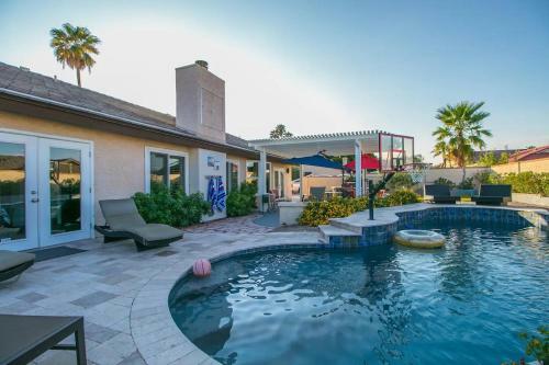 Spectacular Hilltop Home Wresort Like Backyard