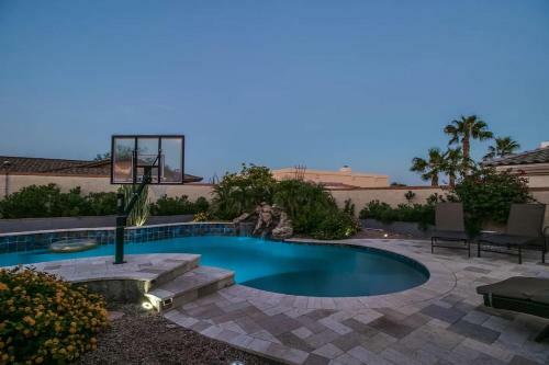 Spectacular Hilltop Home Wresort Like Backyard