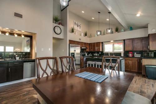 Spectacular Hilltop Home Wresort Like Backyard