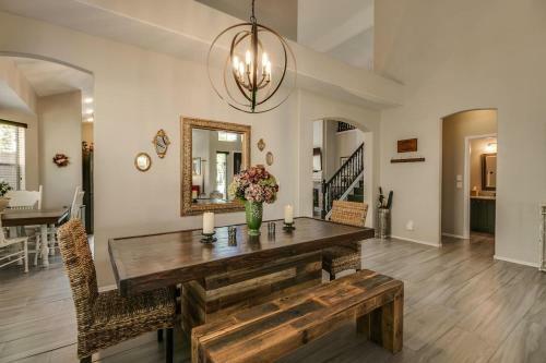 Spectacular Golf Course Home With Pool And Views